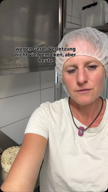 Diana mit Haarnetz berichtet aus dem Hofalltag
